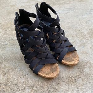 BCBG Pleather Wedge Strappy Sandals Black and Tan Stretch